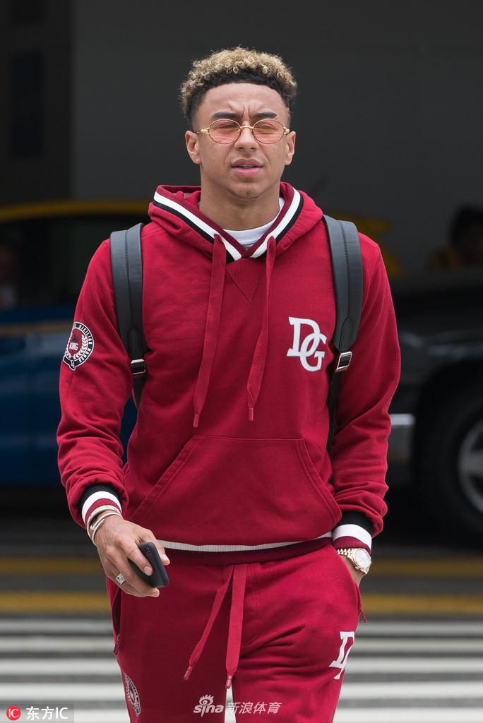 林加德前往美国度假 金边眼镜金表闪闪发光