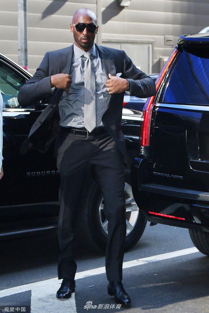 科比西装革履显帅气参加节目