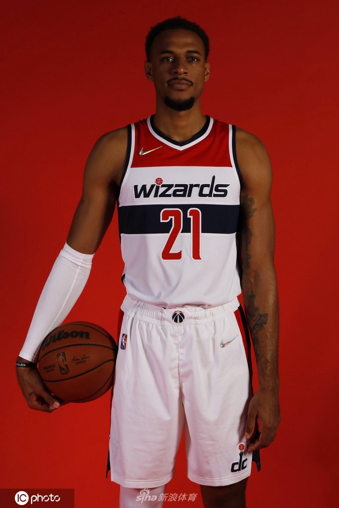 比尔引领奇才媒体日拍摄写真