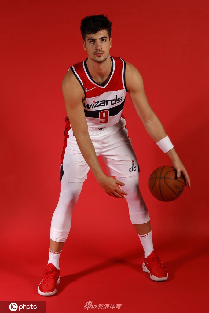 比尔引领奇才媒体日拍摄写真