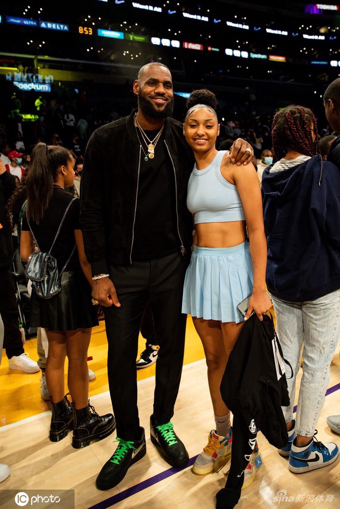 詹姆斯儿子比赛场边大腕云集 甜瓜保罗威少助阵