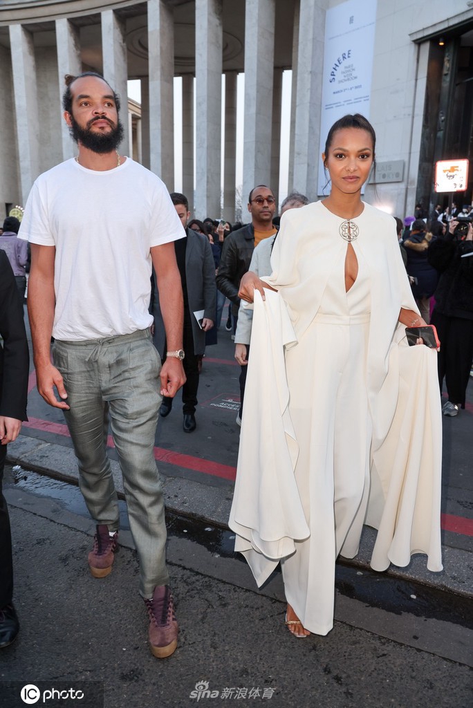 乔金-诺阿携超模未婚妻亮相巴黎时装周 两人一路手牵手感情甜蜜