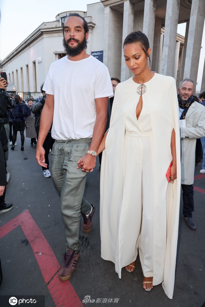 乔金-诺阿携超模未婚妻亮相巴黎时装周 两人一路手牵手感情甜蜜
