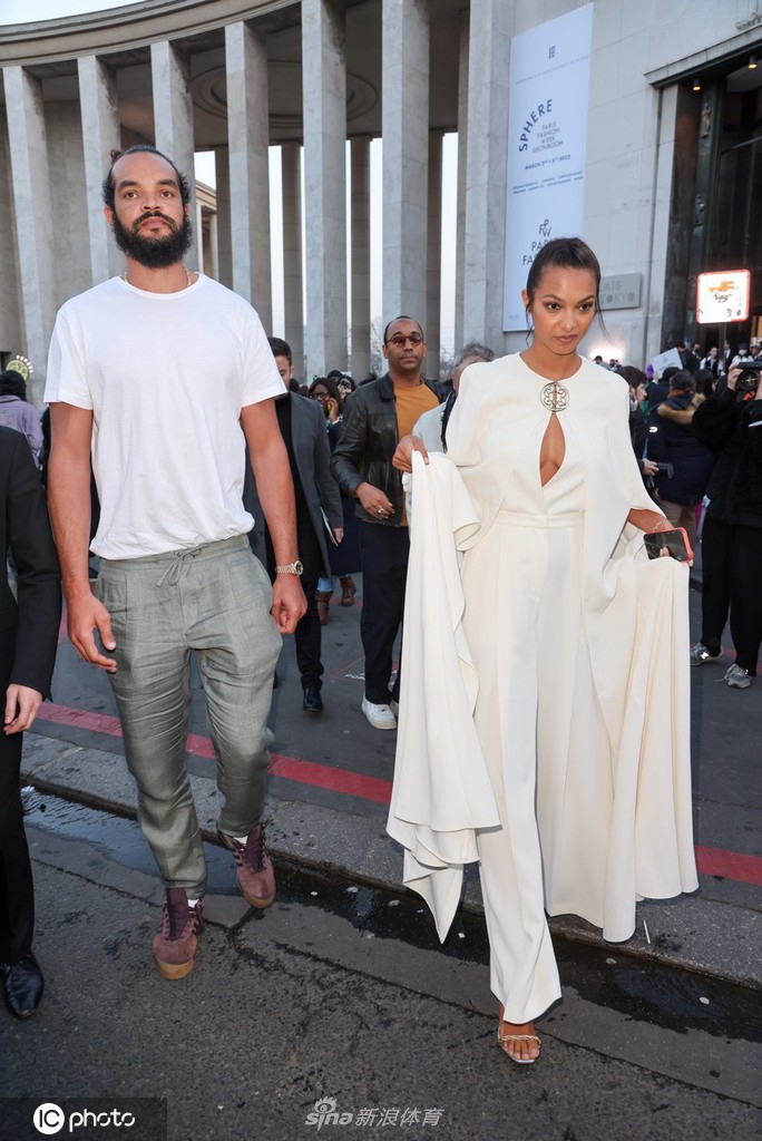 乔金-诺阿携超模未婚妻亮相巴黎时装周 两人一路手牵手感情甜蜜