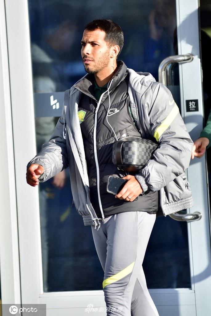 北京国安与长春亚泰结束热身赛后离开球场