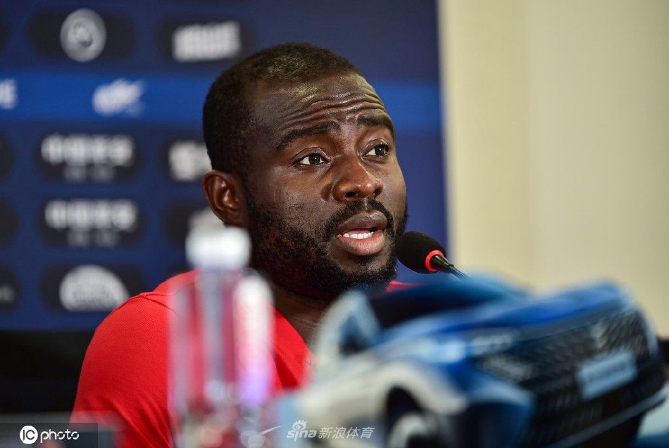 深圳队赛前新闻发布会 主教练李章洙携队员阿奇姆彭出席