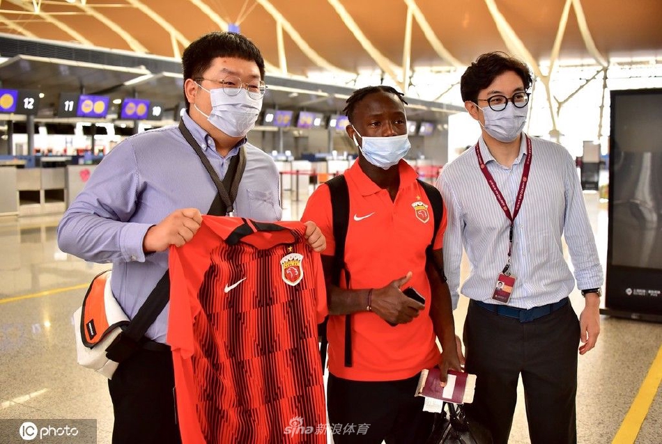 上海海港队出发前往大连备战中超联赛