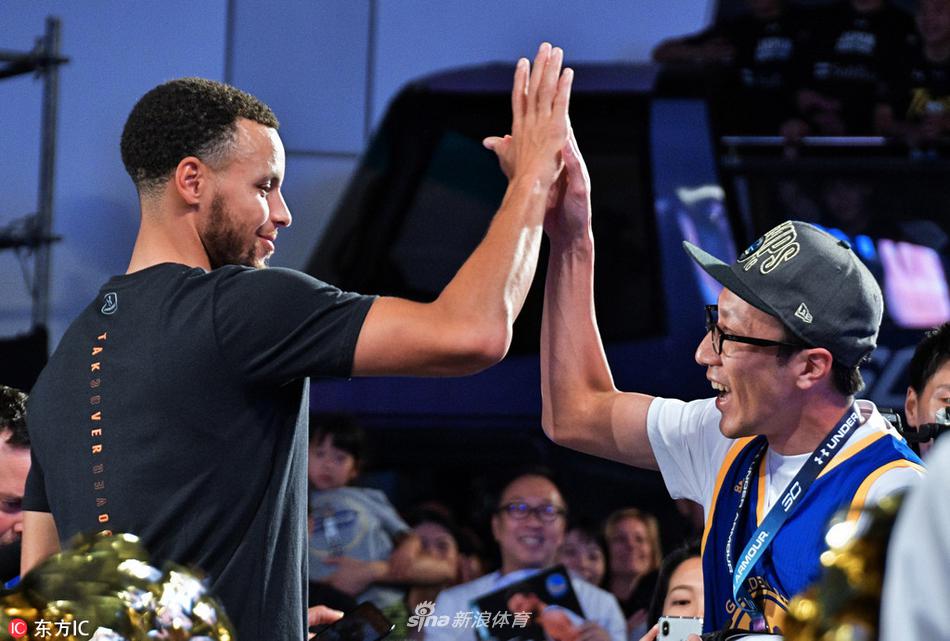 库里东京参加赞助商活动