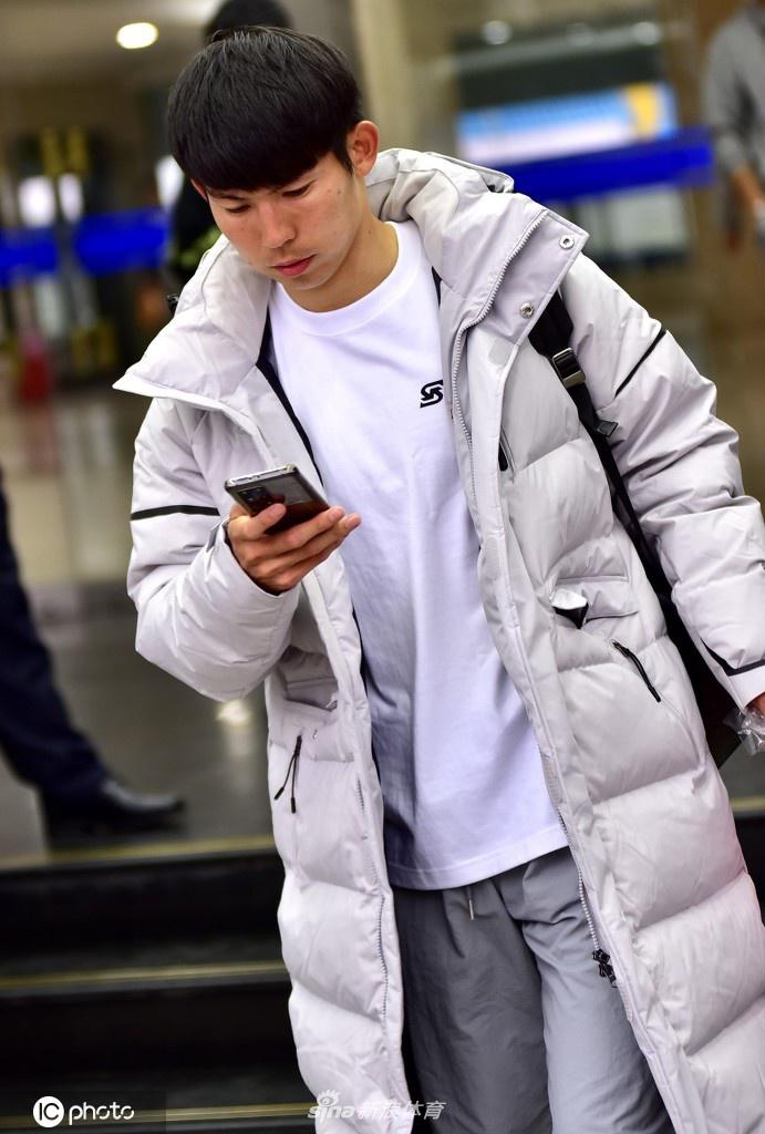 上海海港结束热身赛离开球场 众将友好为球迷签名合影