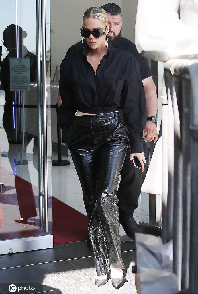 布克女友肯豆拎着酒瓶子与姐姐聚餐