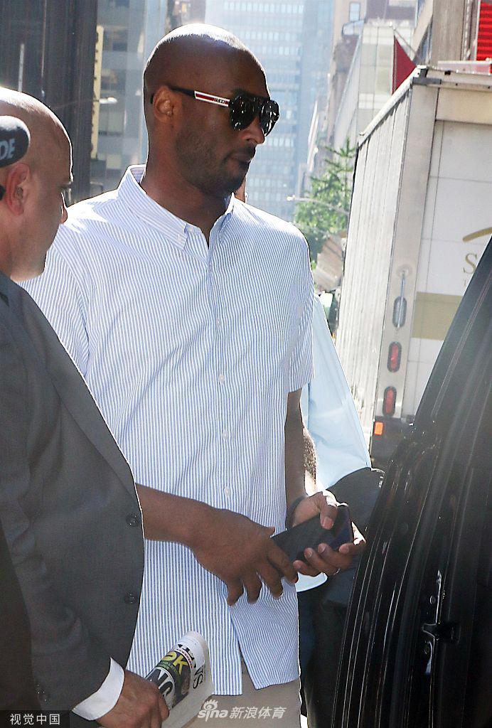 科比西装革履显帅气参加节目