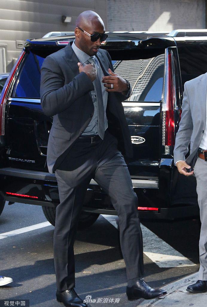 科比西装革履显帅气参加节目