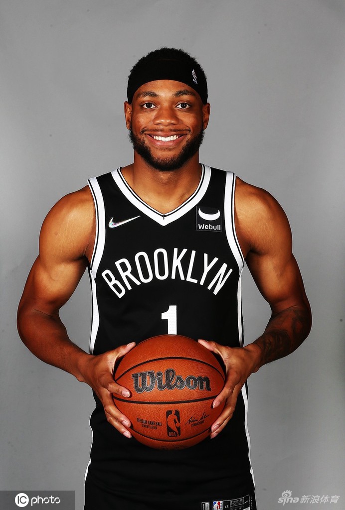 [NBA]篮网媒体日拍摄官方写真 欧文缺席