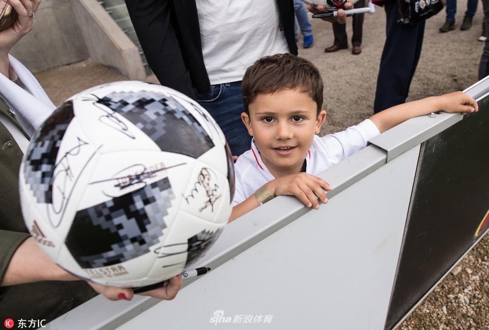 烈日下三狮军团忙备战训练场上做游戏倍儿开心