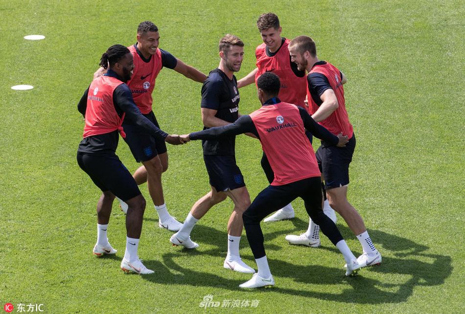 烈日下三狮军团忙备战训练场上做游戏倍儿开心