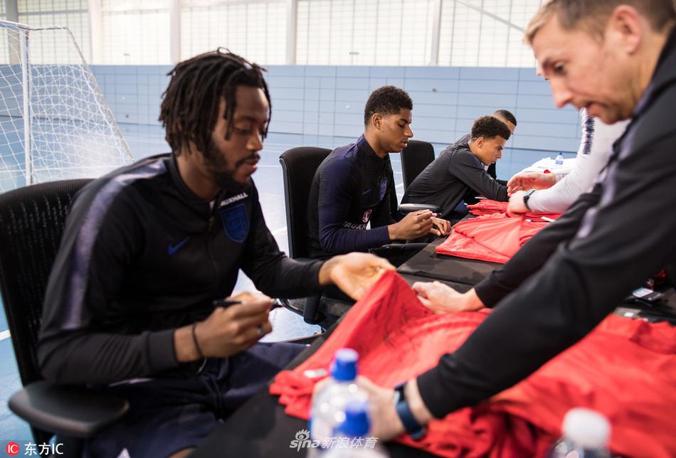 烈日下三狮军团忙备战训练场上做游戏倍儿开心