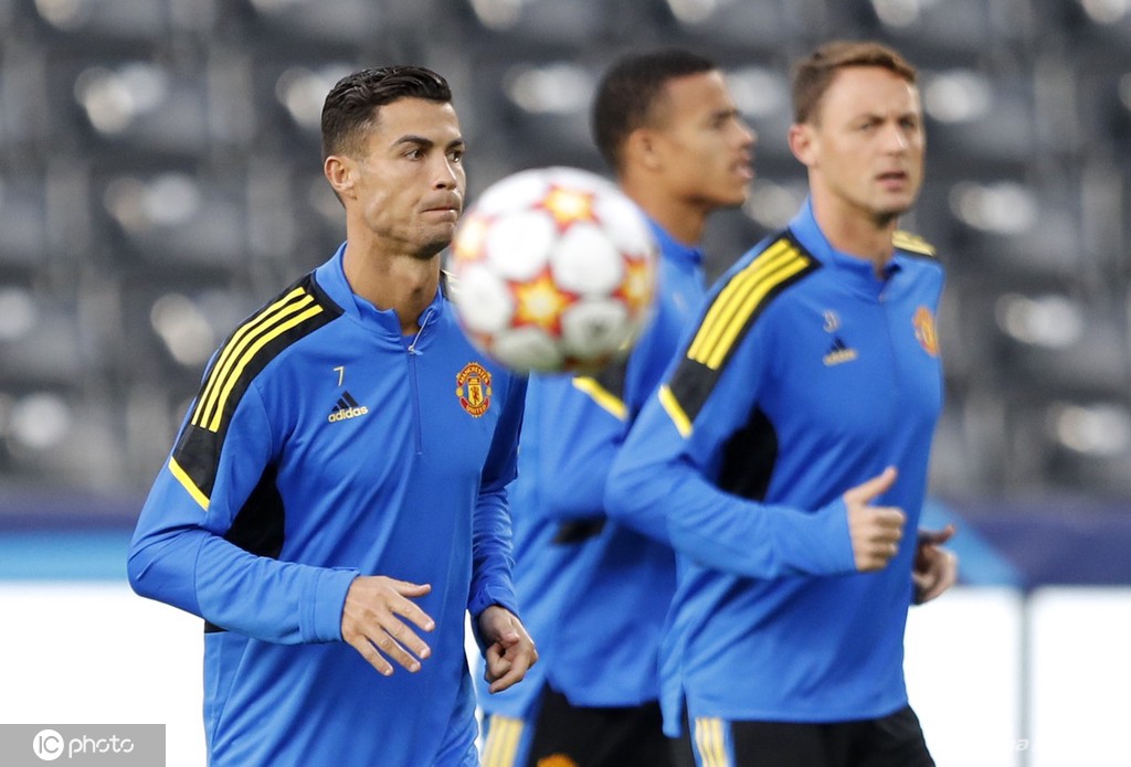 曼联备战训练欧冠小组赛 C罗桑乔吸引眼球