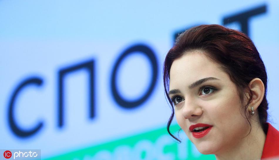 俄花滑美女喜提奥运大使 梅德韦杰娃全程带笑