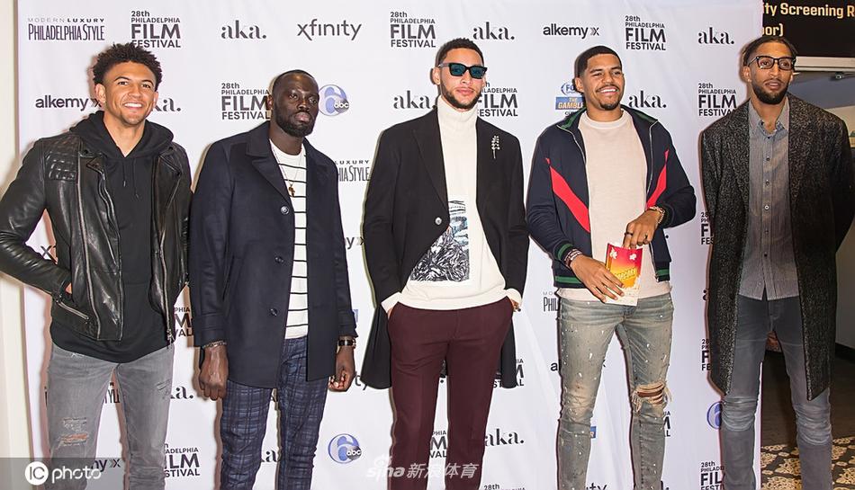 本-西蒙斯携父亲及76人队友亮相