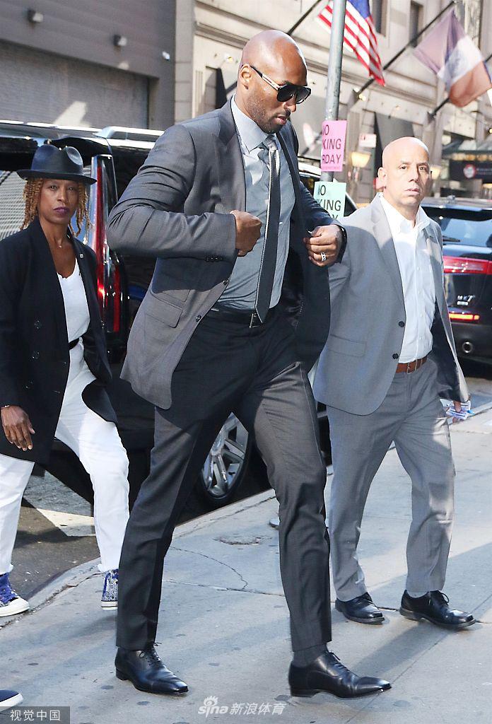 科比西装革履显帅气参加节目