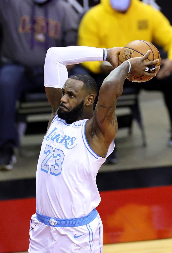 [NBA]湖人120-102火箭 詹姆斯18+7+7