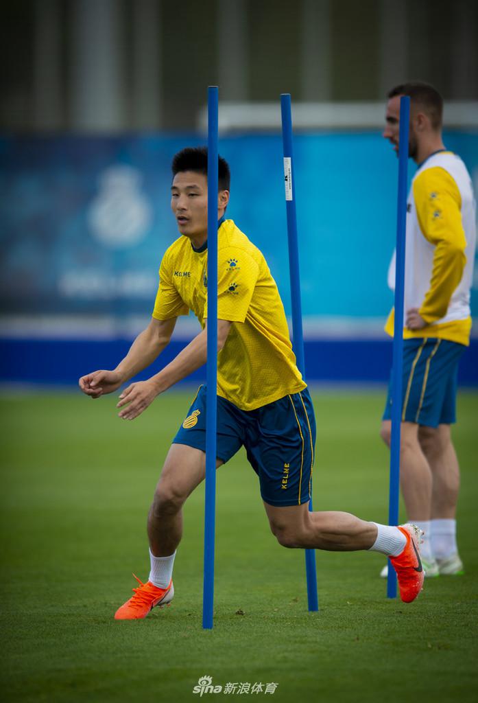 西班牙人训练备战联赛 武磊狂练射门