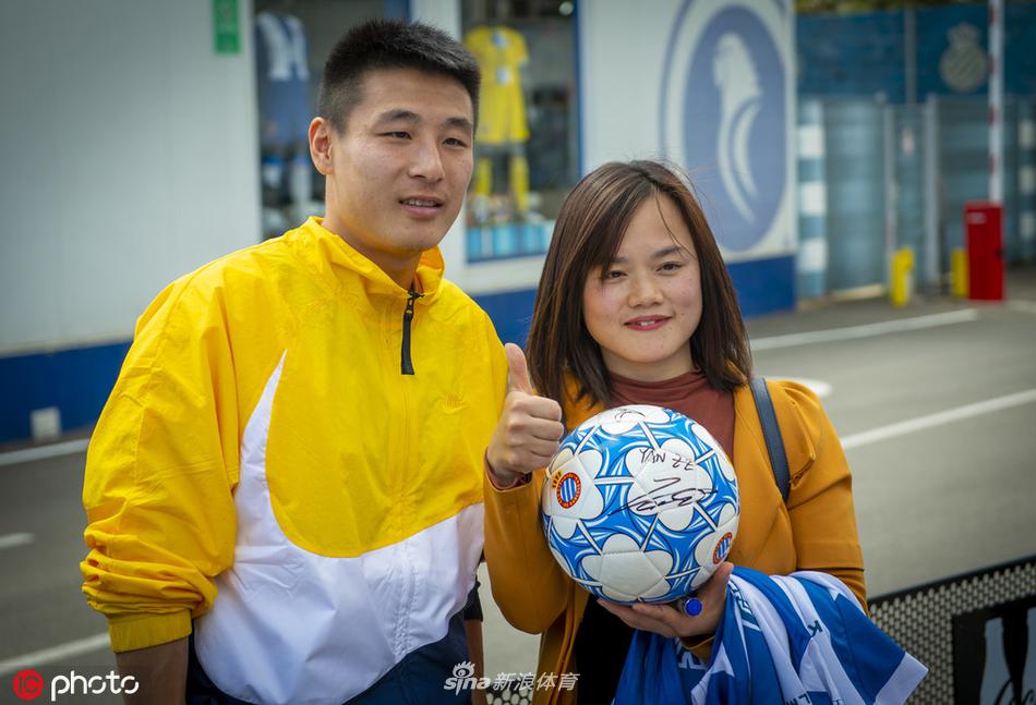 武磊遇粉丝下车签名亲和力爆棚