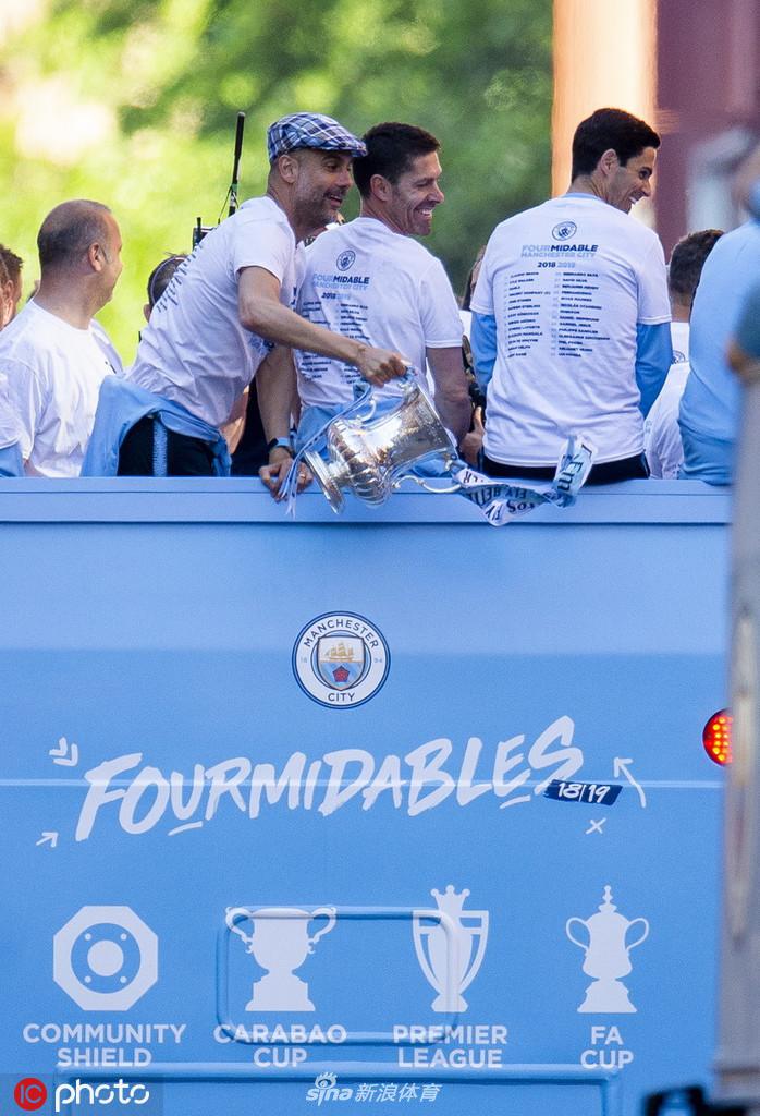 曼城夺冠庆典全城巡游 曼彻斯特被蓝色笼罩