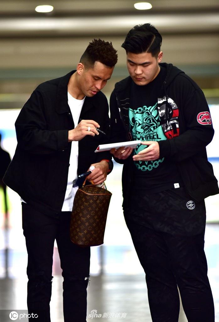 上海海港结束热身赛离开球场 众将友好为球迷签名合影