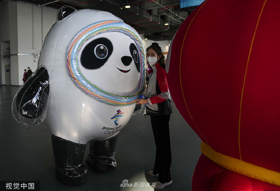 北京冬奥吉祥物冰墩墩火爆引追捧