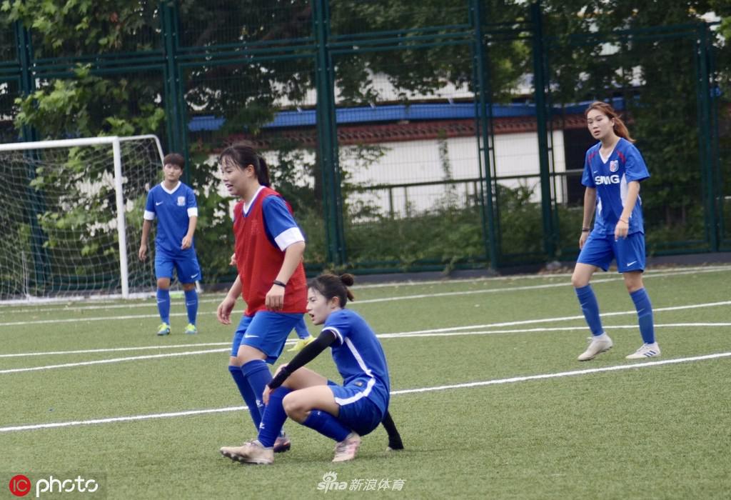 足球美少女熊熙引领申花女足训练 这颜值什么水平