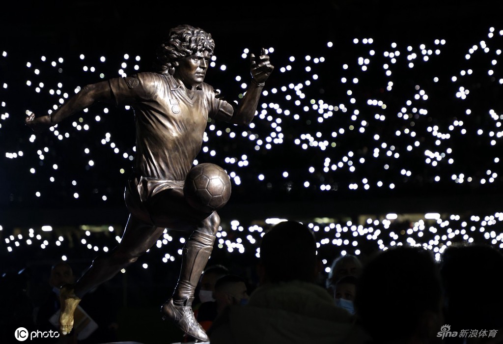 那不勒斯主场正式揭幕马拉多纳雕塑