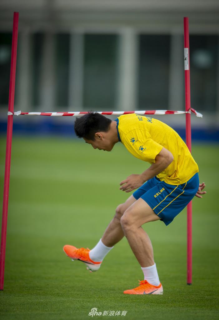 西班牙人训练备战联赛 武磊狂练射门