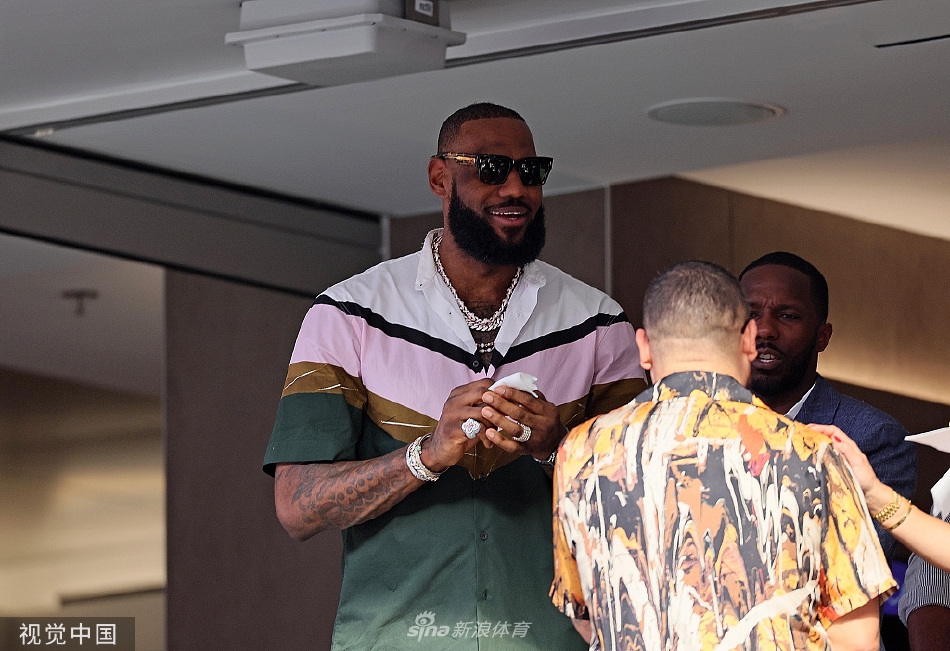 詹姆斯领衔观战超级碗