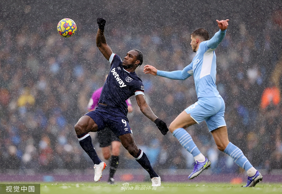 [英超]雪战到底！曼城大雪中2-1战胜西汉姆联