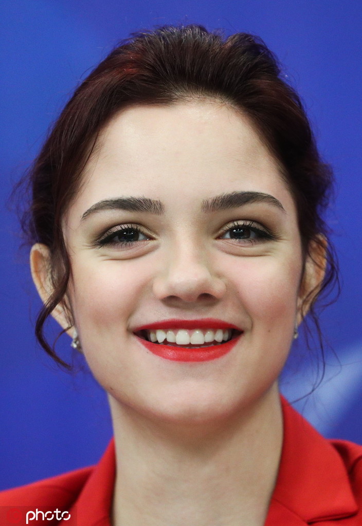 俄花滑美女喜提奥运大使 梅德韦杰娃全程带笑