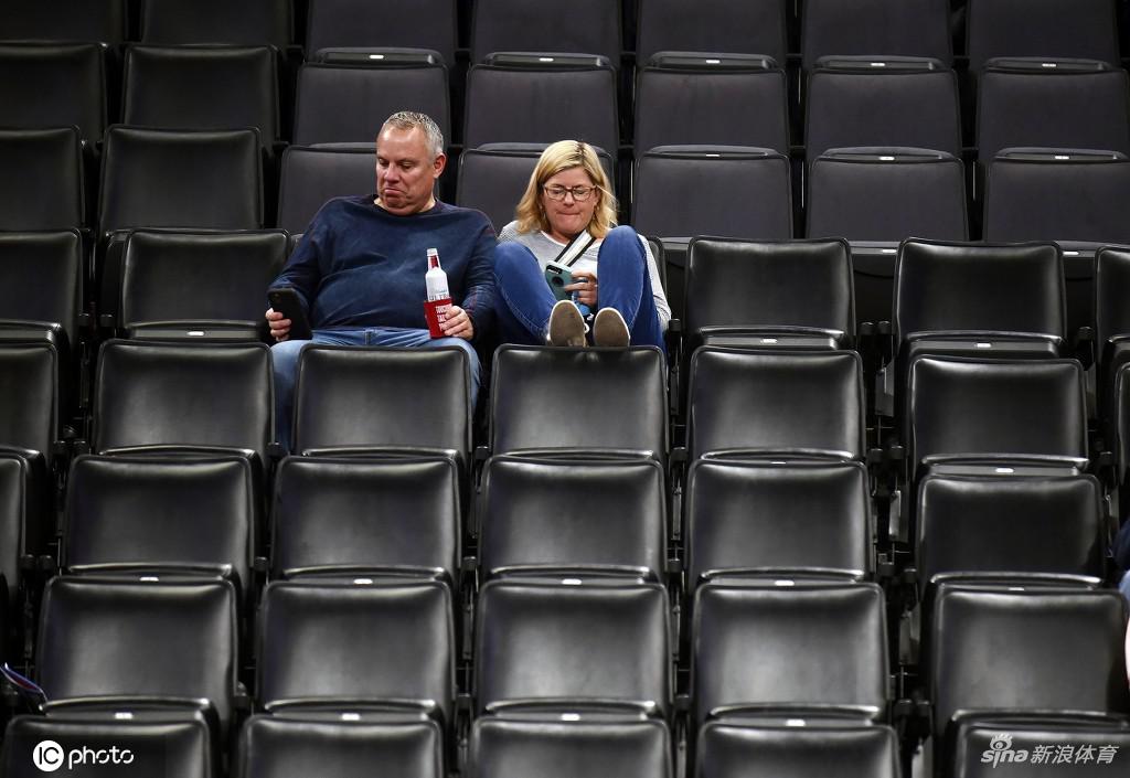 雷霆爵士比赛现场：宣布取消满场嘘声 球迷懵圈狂刷手机
