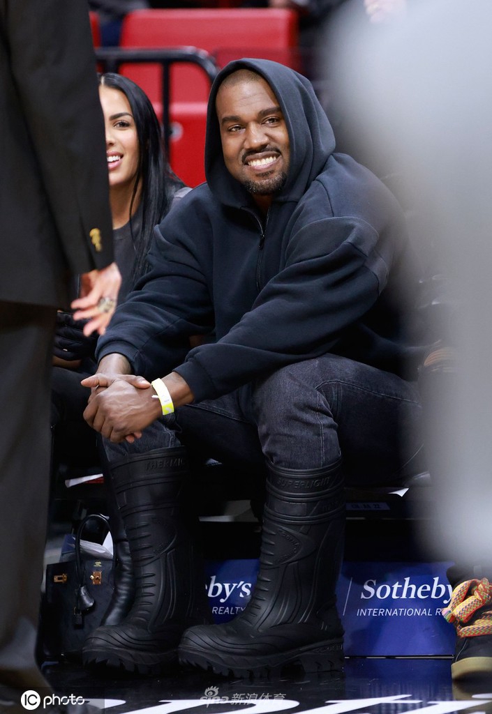 侃爷携新女友琼斯现身观战