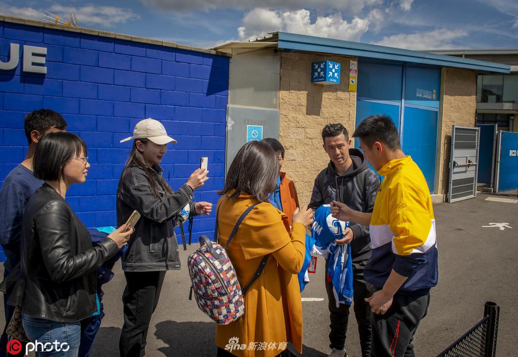 武磊遇粉丝下车签名亲和力爆棚