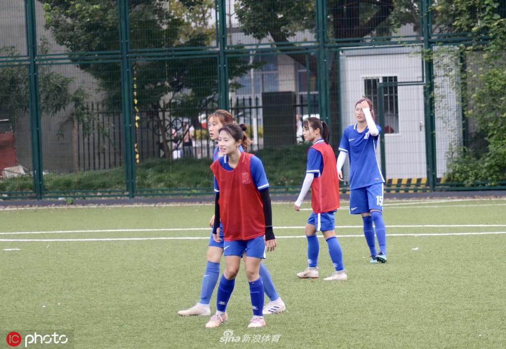 足球美少女熊熙引领申花女足训练 这颜值什么水平
