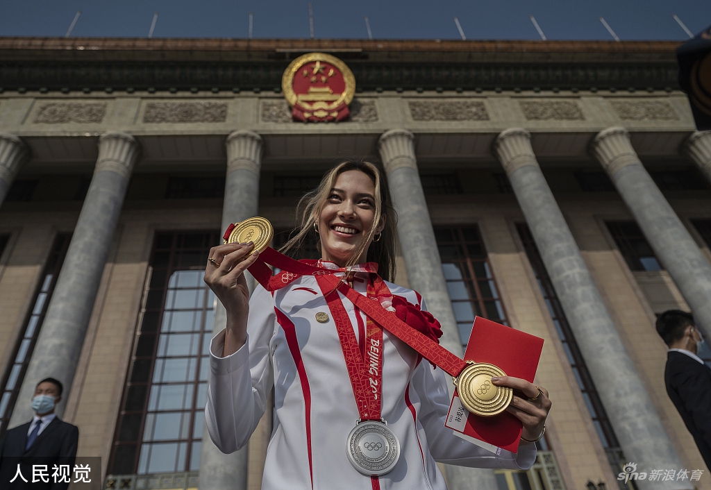 北京冬奥冬残奥表彰大会 谷爱凌戴大红花现身