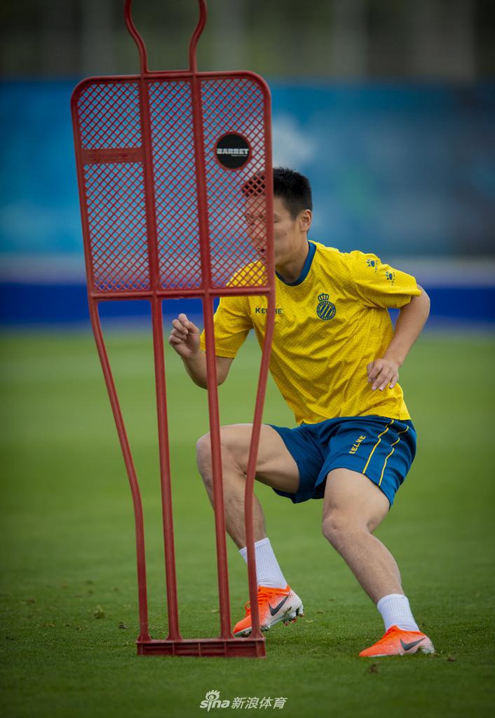 西班牙人训练备战联赛 武磊狂练射门