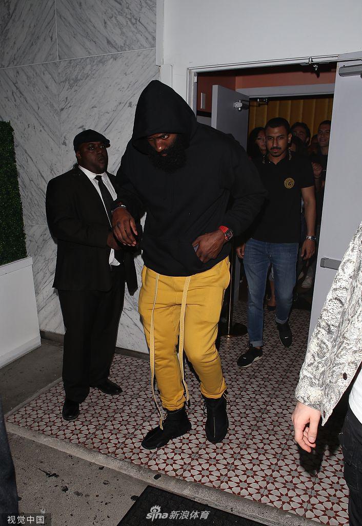 哈登深夜出入夜店快步疾行躲镜头