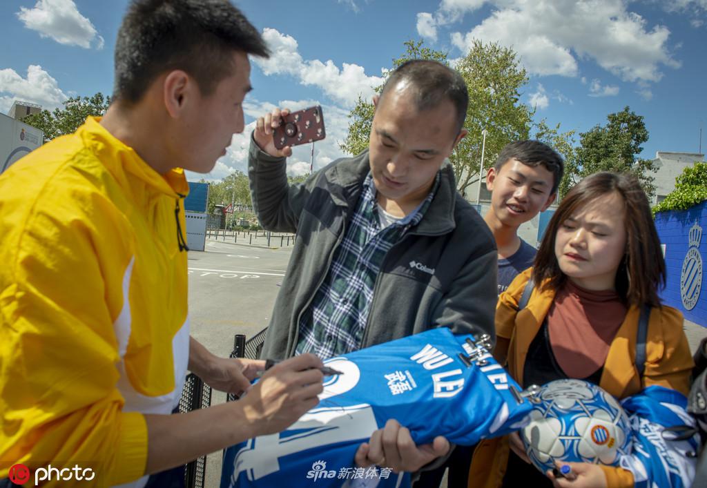 武磊遇粉丝下车签名亲和力爆棚