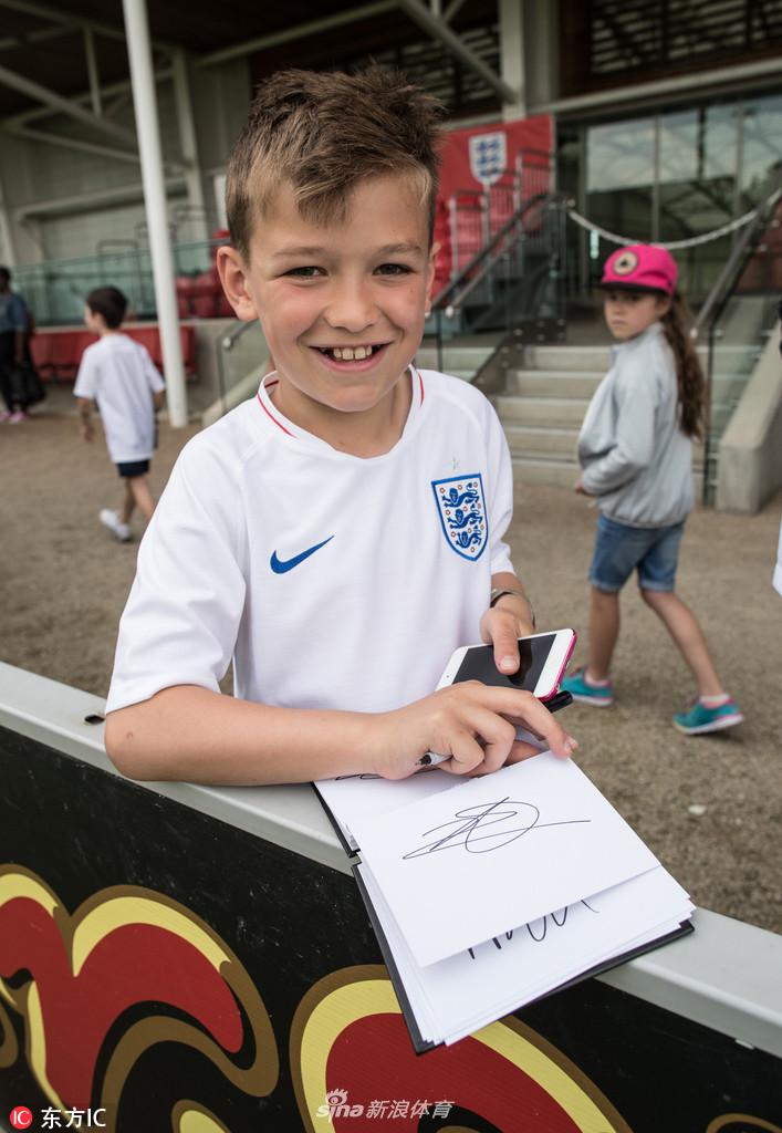 烈日下三狮军团忙备战训练场上做游戏倍儿开心