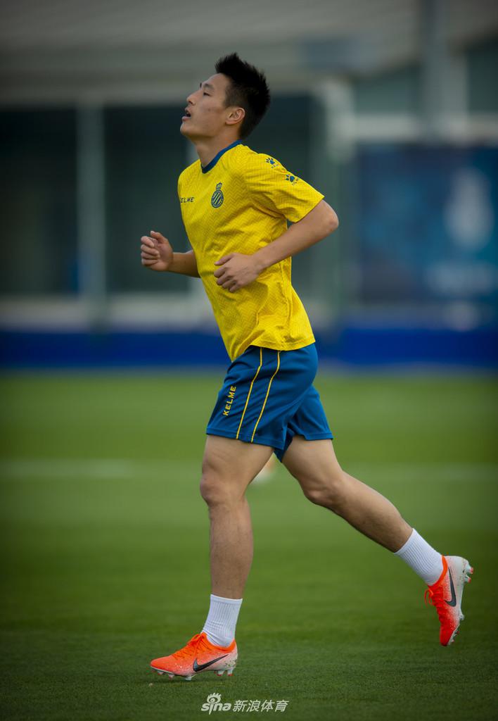 西班牙人训练备战联赛 武磊狂练射门
