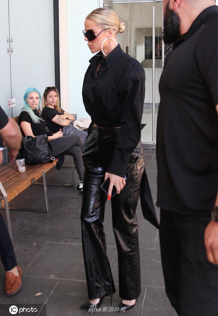 布克女友肯豆拎着酒瓶子与姐姐聚餐