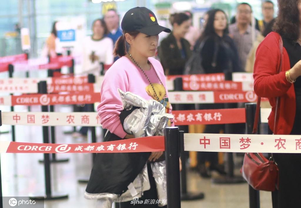 世界杯冠军刘诗雯抵达成都机场