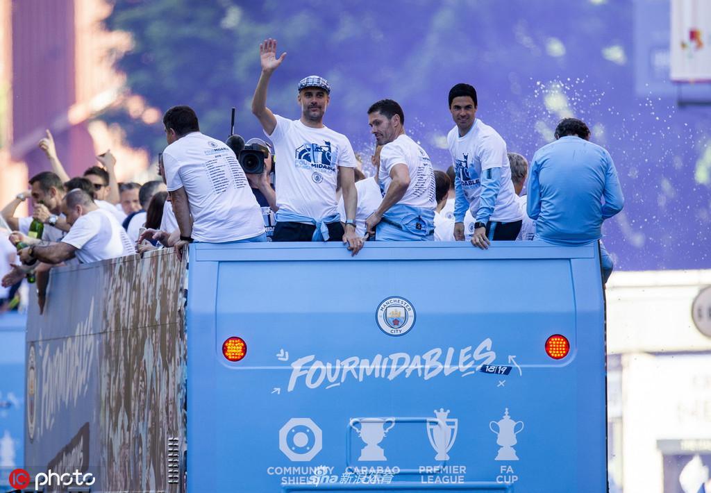 曼城夺冠庆典全城巡游 曼彻斯特被蓝色笼罩