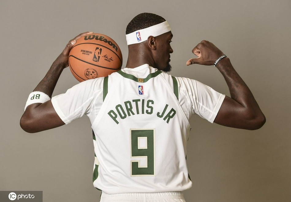 卫冕冠军雄鹿队媒体日拍摄写真